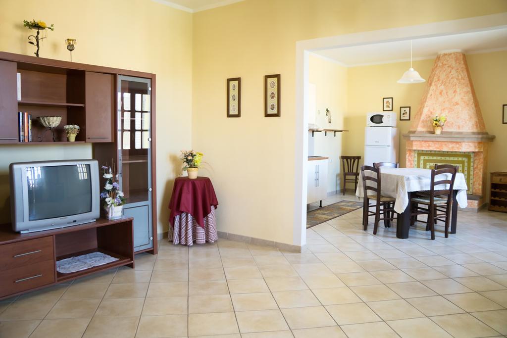 Casa Vacanza Da Luisa San Giovanni Suèrgiu Exterior foto
